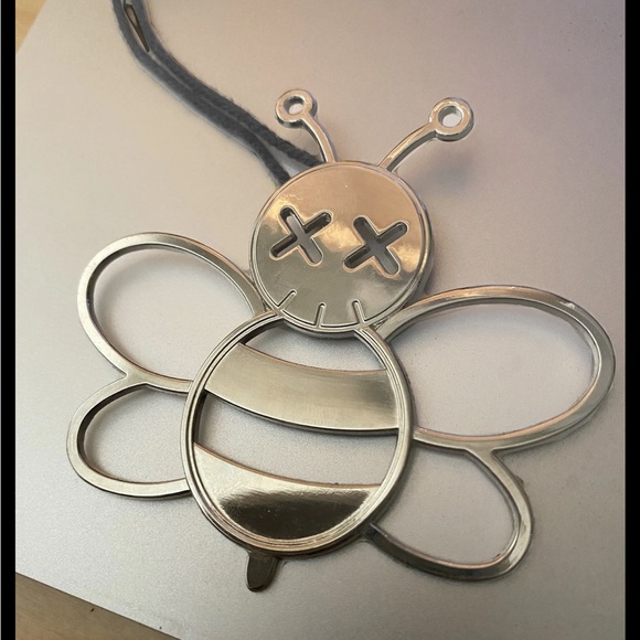 DIOR × KAWS Bee Charm Key Holder - Picture 4 of 5